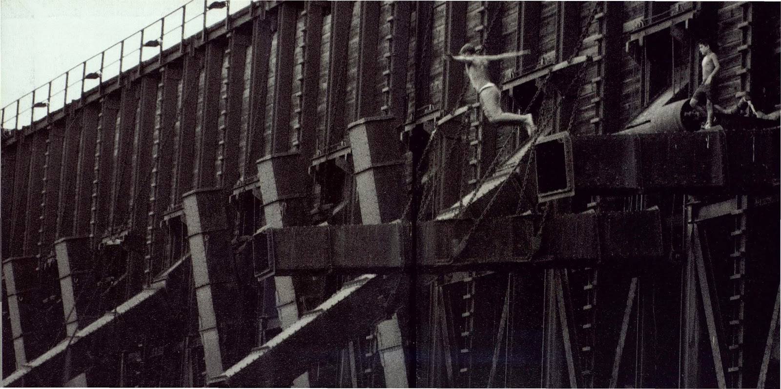 Fotografía en blanco y negro de una instalación industrial.