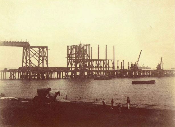 Fotografía histórica del cargadero de mineral de Alquife durante su construcción.