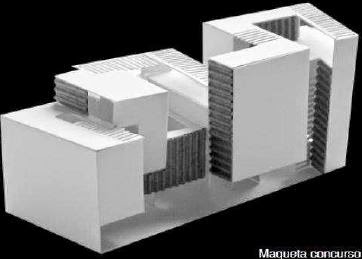 Maqueta blanca de varios volúmenes edificados y un espacio intermedio.