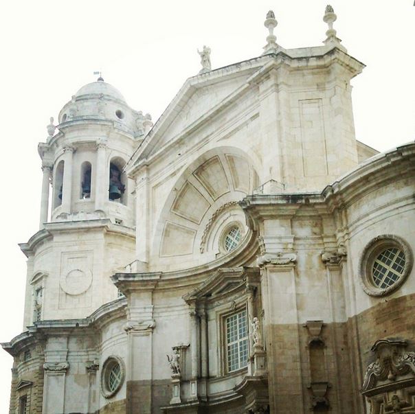 Fachada y torre de la catedral de Cádiz.