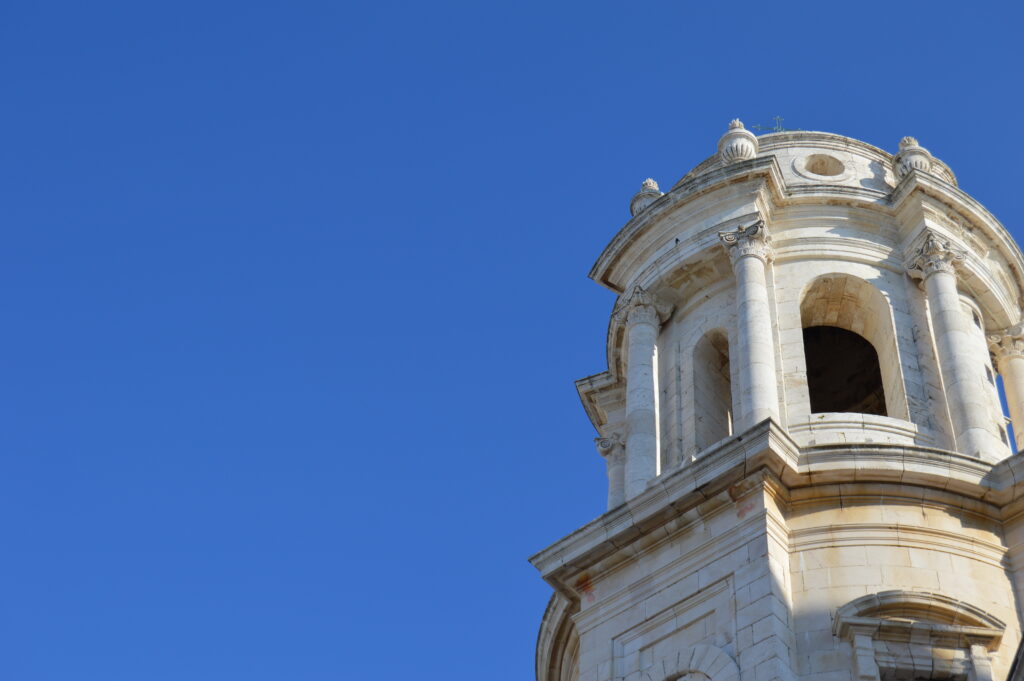 Torre con cúpula de piedra contra el cielo azul.