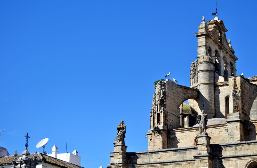 Vista desde abajo de un conjunto de torres y cubiertas históricas.