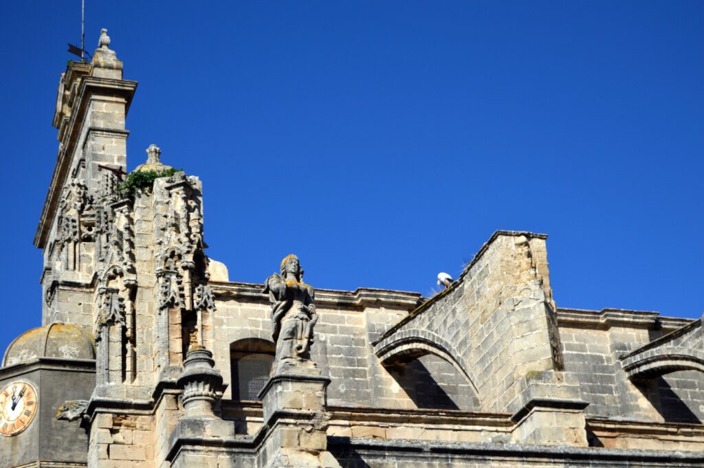 Detalle de torres y pináculos de piedra contra el cielo.