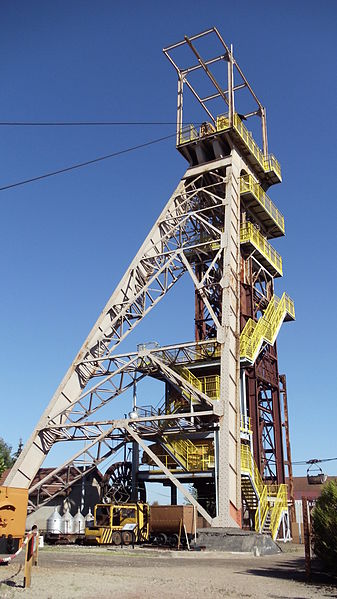 Estructura metálica de una antigua instalación minera.