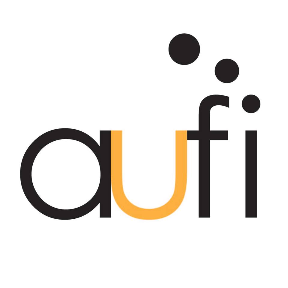 Logotipo de AUFI en letras negras y naranja.