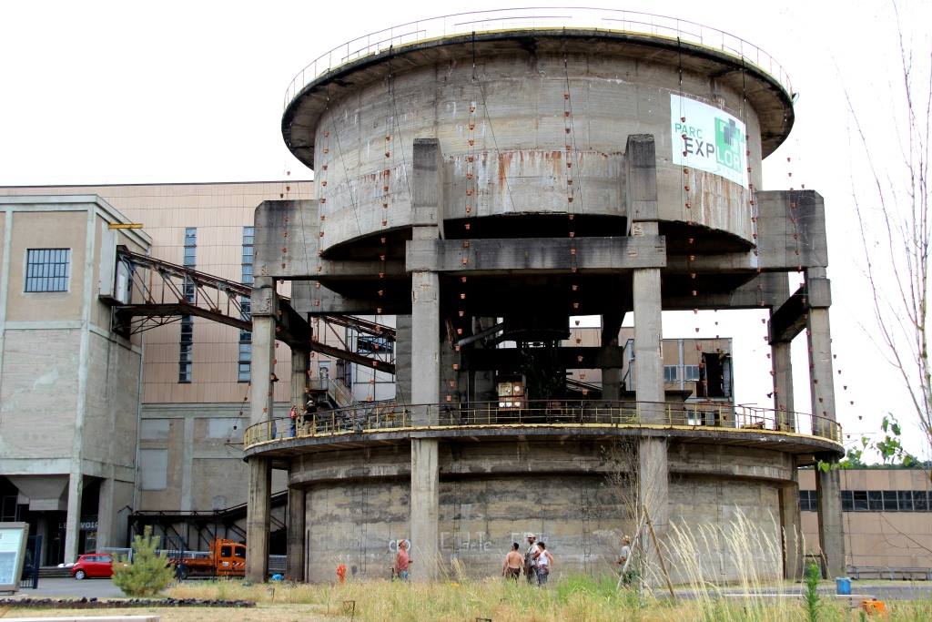 Edificio industrial circular con estructura abierta en la planta baja.
