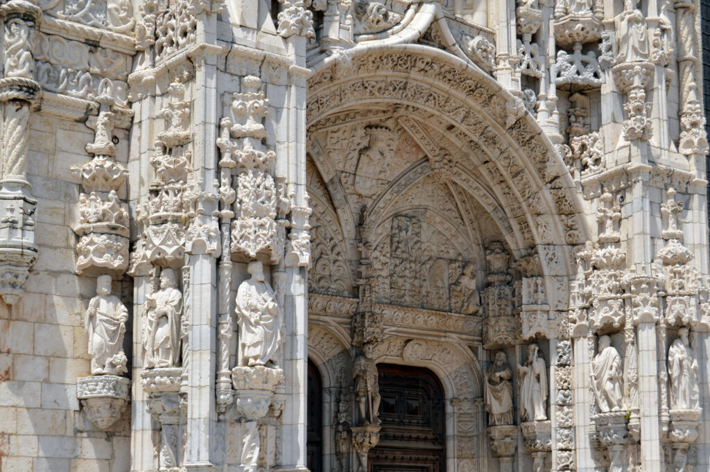 Detalle escultórico de una portada monumental de piedra.