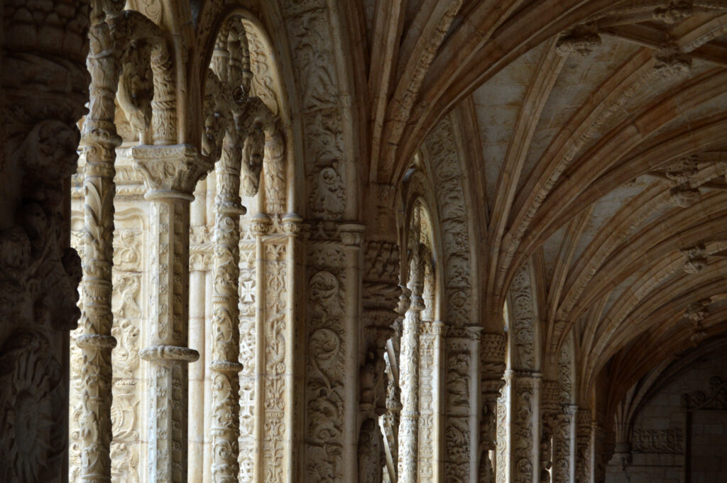 Detalle de columnas y bóvedas de piedra de una galería.