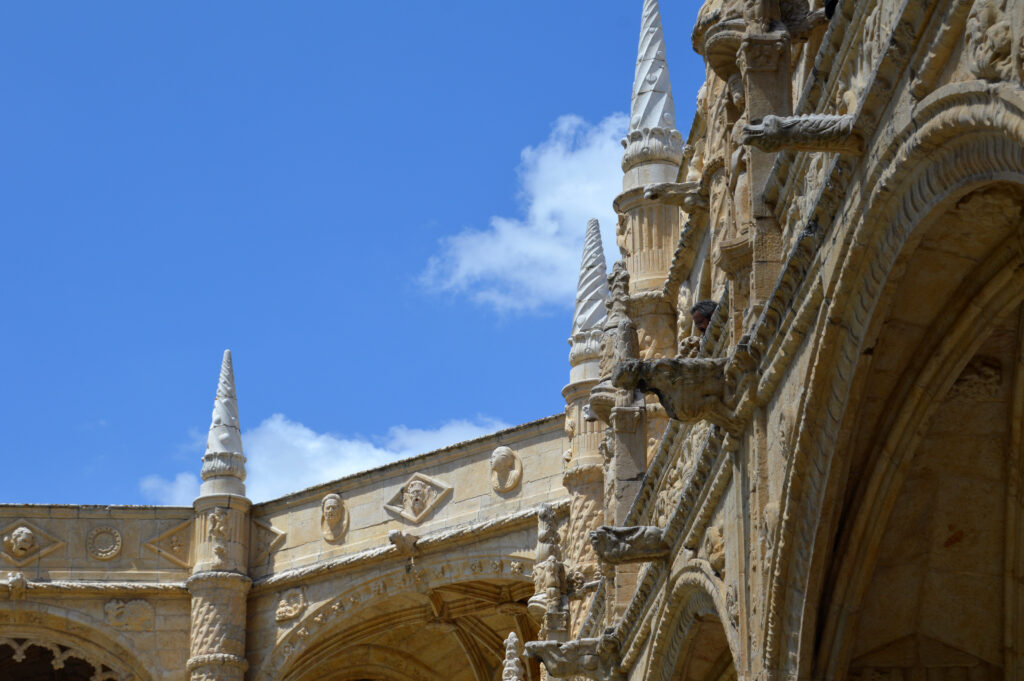 Arcos y pináculos de piedra vistos desde un patio.