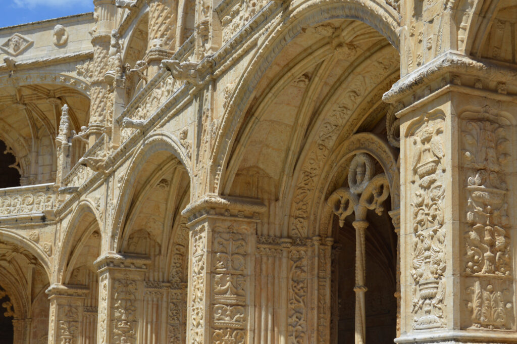 Detalle de arcos tallados y ventanales de una fachada histórica.