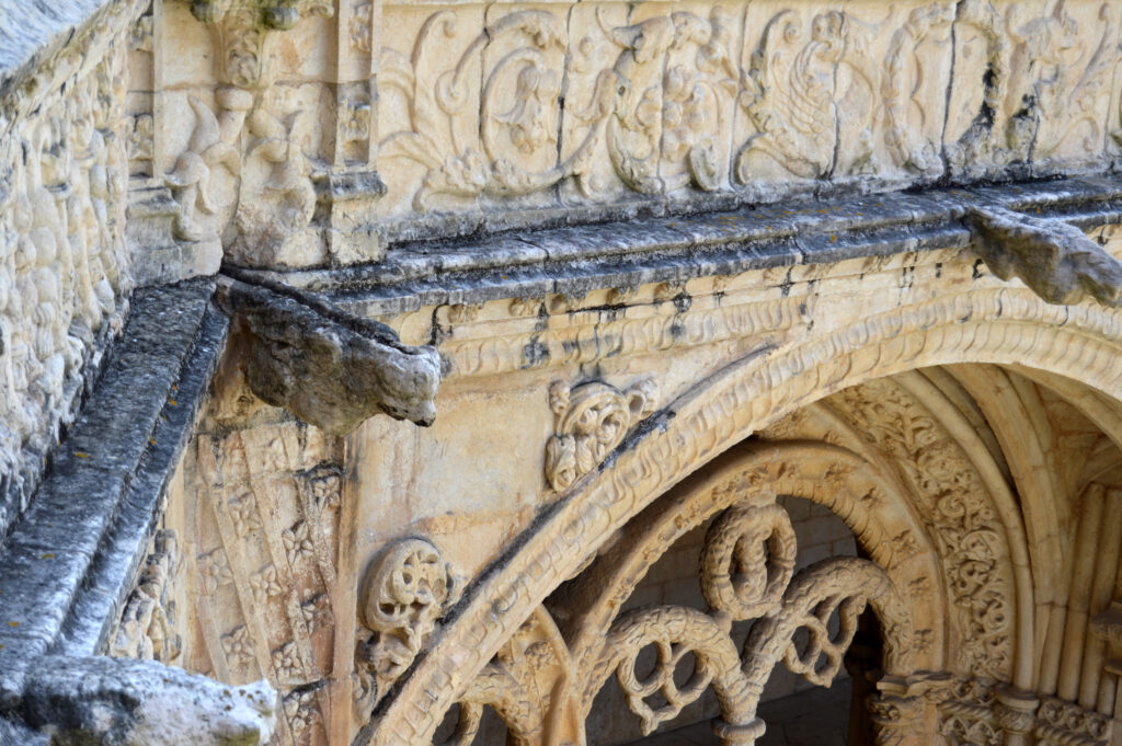 Detalle de ornamentación esculpida y arco de piedra.