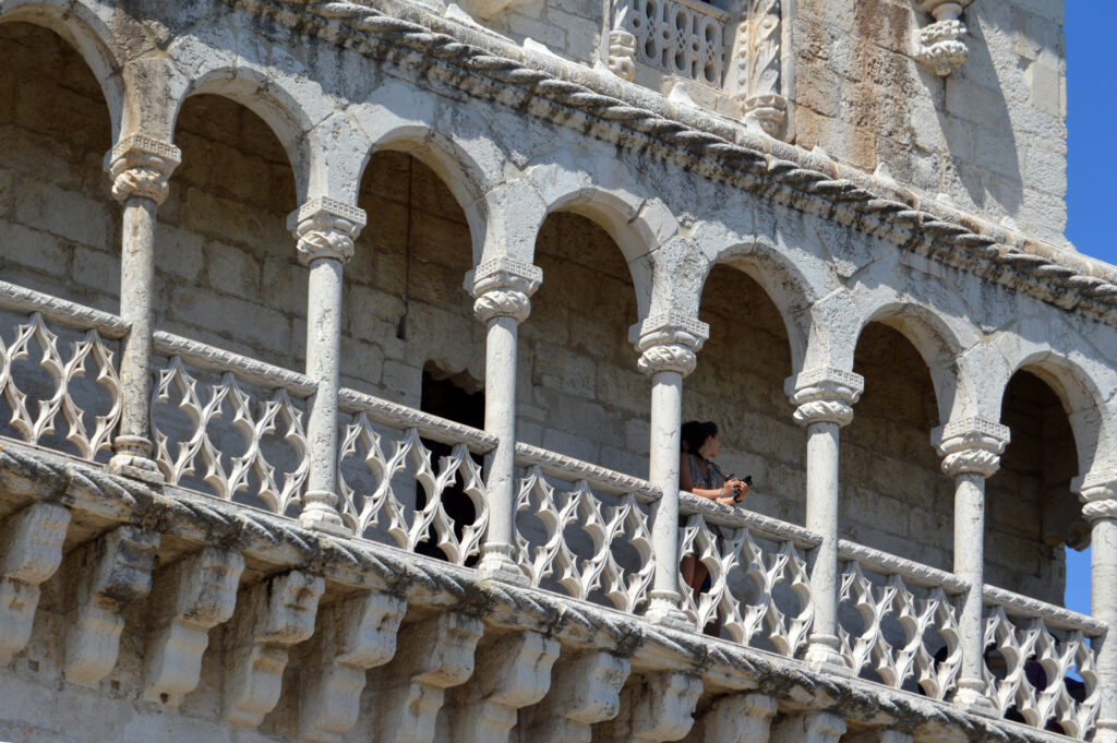 Galería exterior con arcos y balaustrada de piedra.