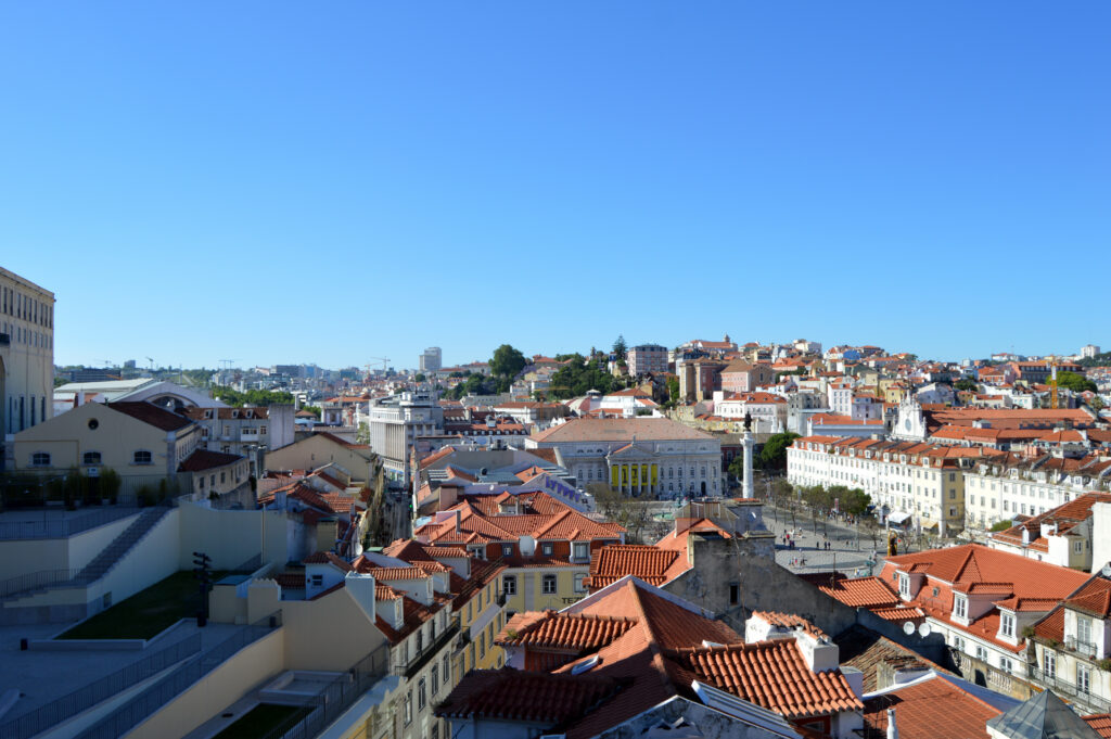 Vista elevada de tejados rojos y edificios de una ciudad.