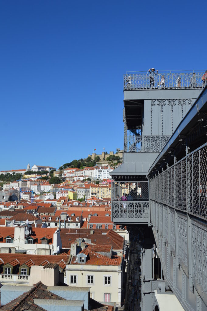 Vista de tejados y fachadas desde un mirador junto a un edificio moderno.