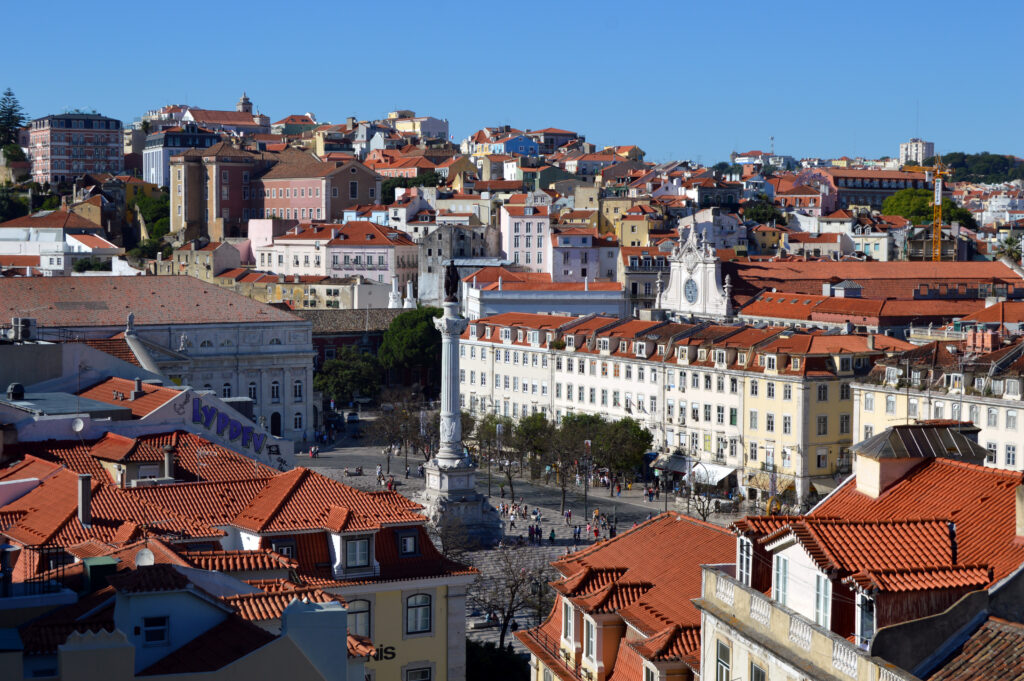 Panorámica urbana de tejados rojos y edificios monumentales.