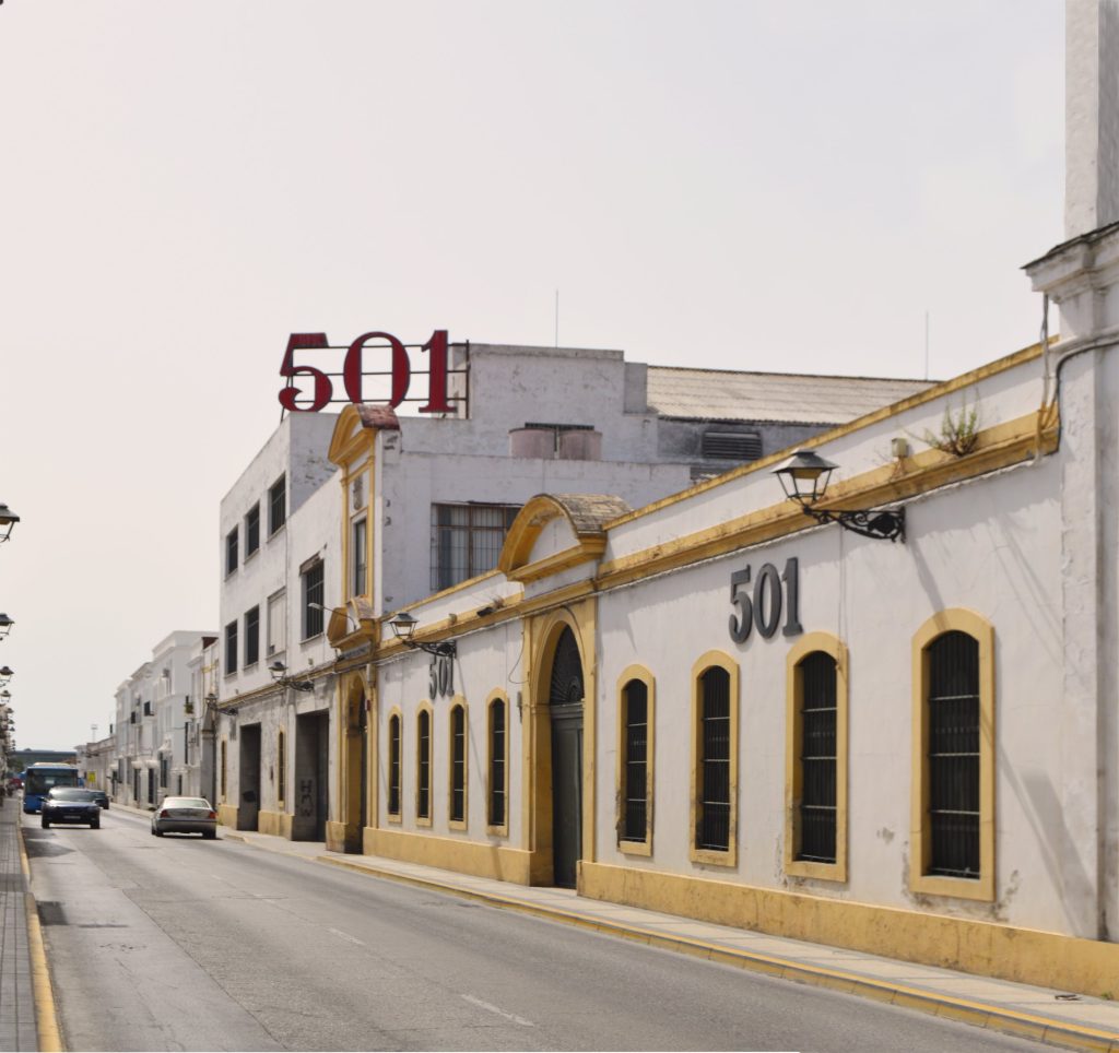 Fachada de la bodega 501 en El Puerto de Santa María, ejemplo del patrimonio bodeguero portuense.