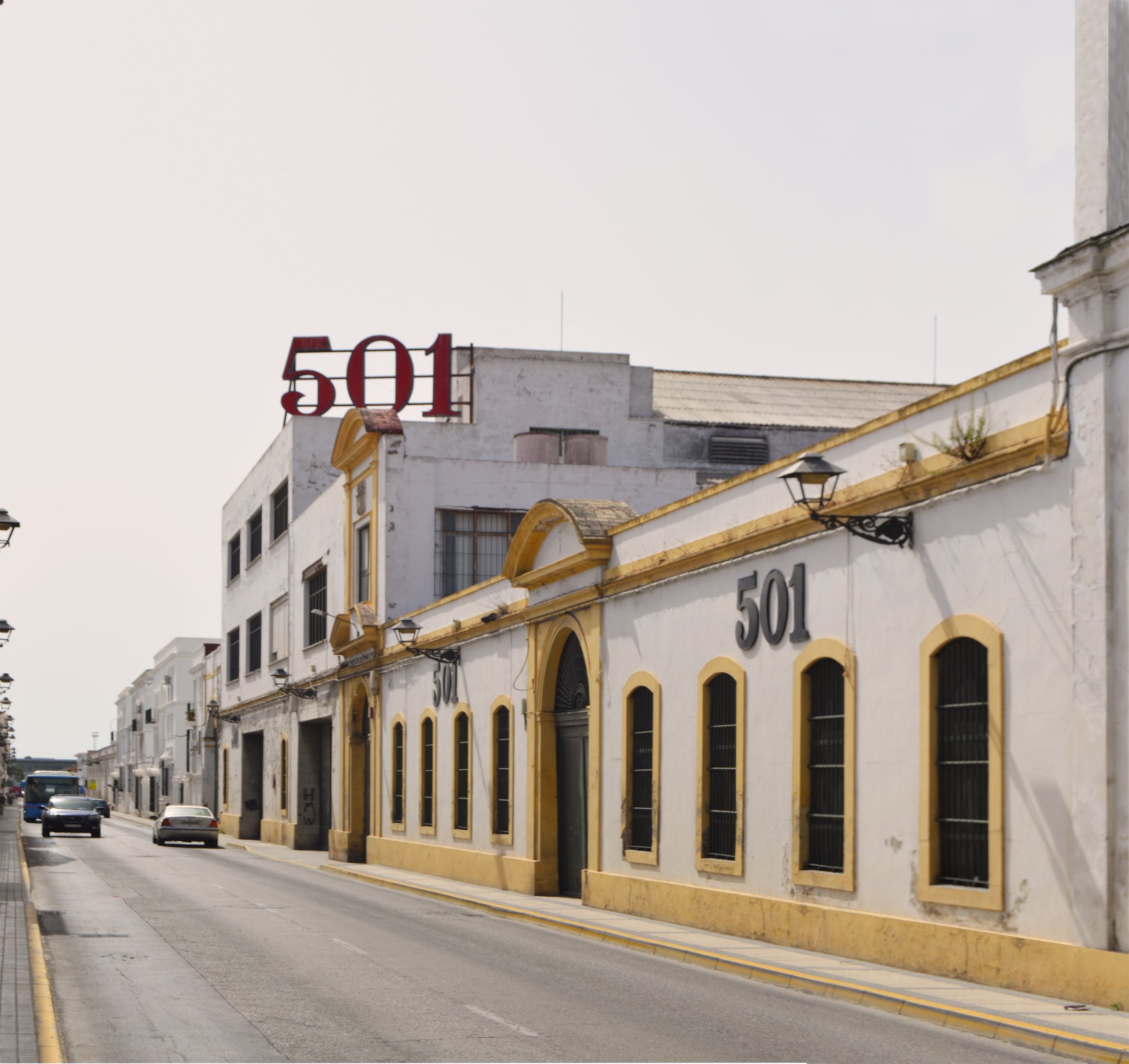 Fachada de la bodega 501 en El Puerto de Santa María, ejemplo del patrimonio bodeguero portuense.